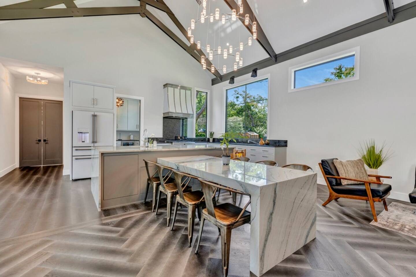 Enjoy the beautiful dining space with sleek finishes. Eat, drink, and be merry!